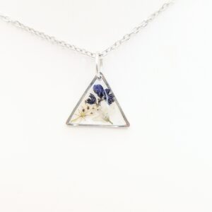 mała zawieszka srebrna trójkąt z niezapominajką
