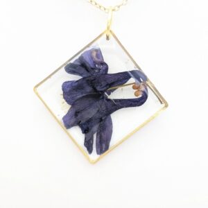 naszyjnik złoty romb z fioletowym orlikiem