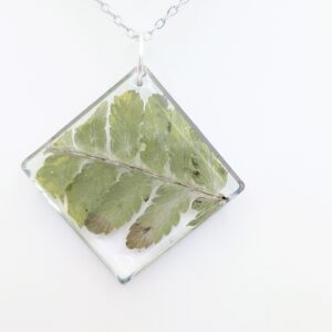 naszyjnik srebrny romb z liściem paproci